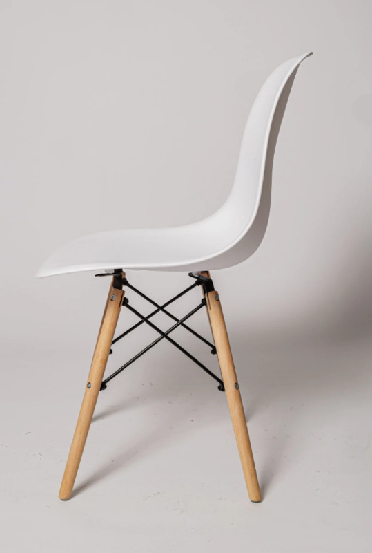Стул пластиковый EAMES Или