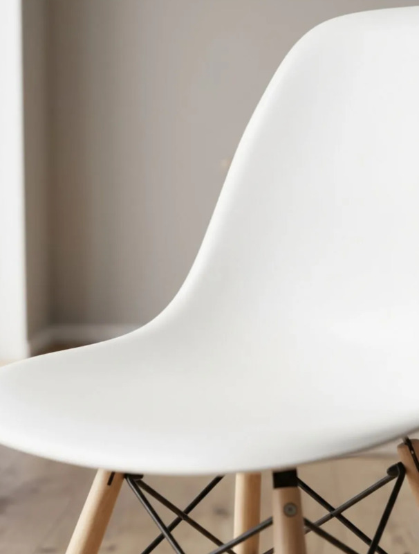 Стул пластиковый EAMES Или