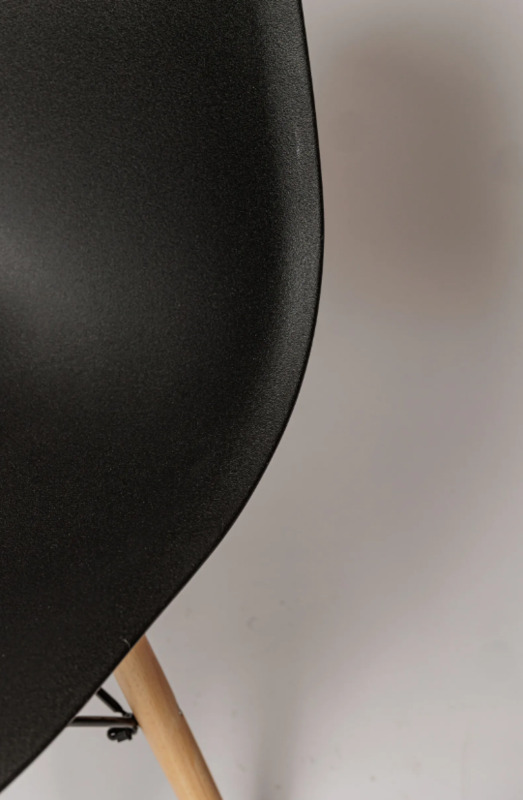 Стул пластиковый EAMES Или